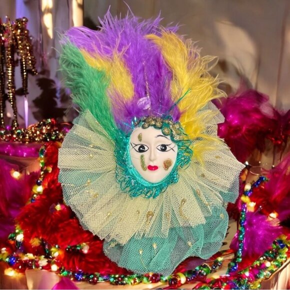 Mardi Gras Feathered Face Mask Pin Carnival Brooch Colorful Retro Party Festival - Picture 1 of 6